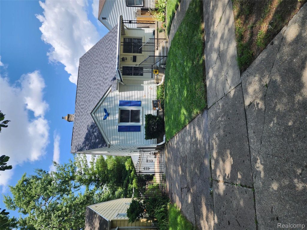 1429 E Milton Avenue, Hazel Park, MI 48030