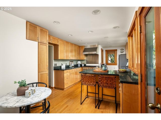 3411 Nw THURMAN St, Portland, OR 97210