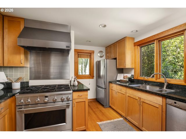 3411 Nw THURMAN St, Portland, OR 97210