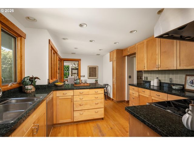 3411 Nw THURMAN St, Portland, OR 97210