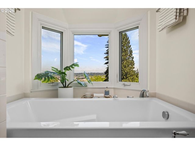 3411 Nw THURMAN St, Portland, OR 97210