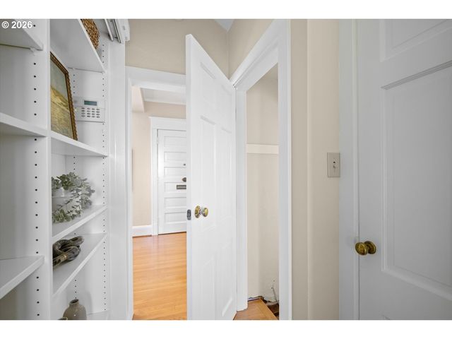 3411 Nw THURMAN St, Portland, OR 97210