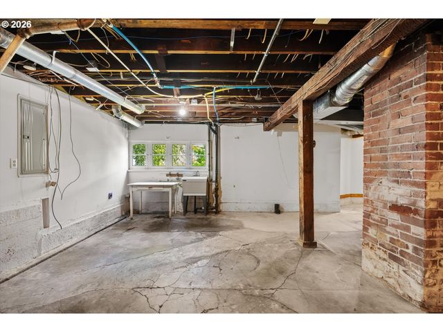 3411 Nw THURMAN St, Portland, OR 97210