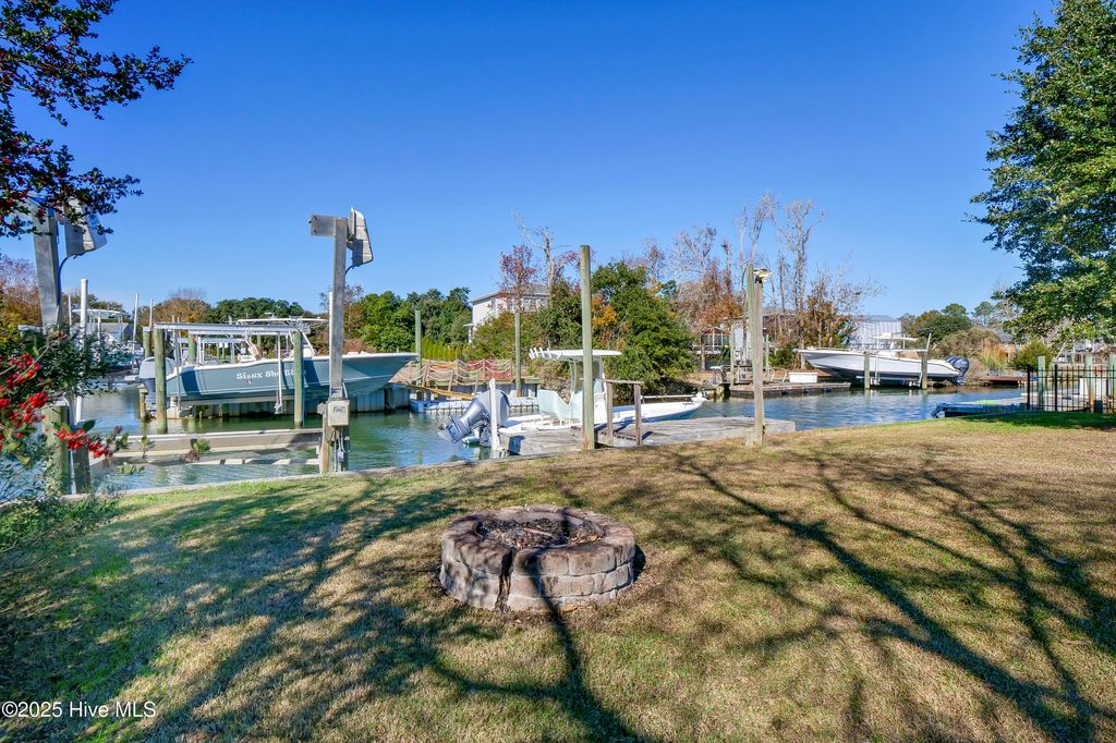 Image 3 of property listing at 1017 Mallard Bay Road, Hampstead, NC 28443