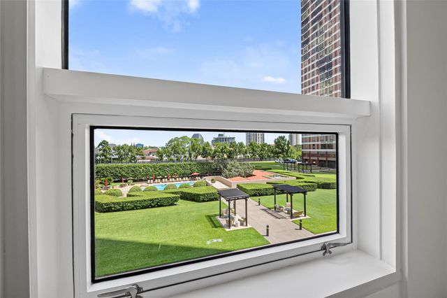 5110 San Felipe Street 32W, Houston, TX 77056