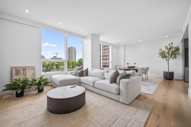 5110 San Felipe Street 32W, Houston, TX 77056