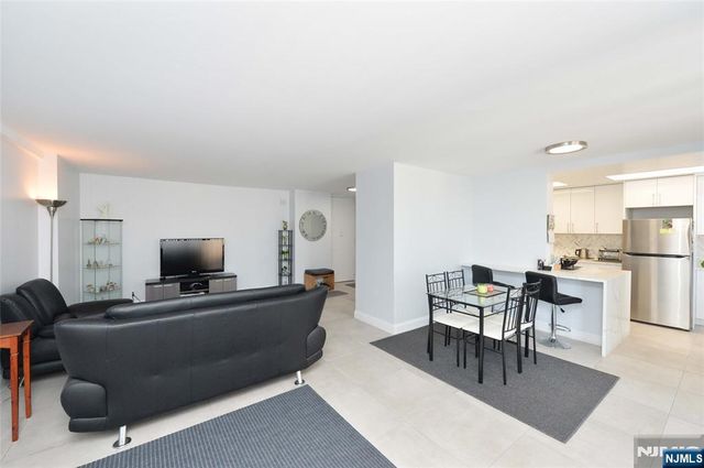 300 Winston Drive C0514, Cliffside Park, NJ 07010