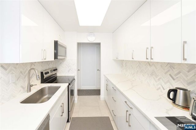 300 Winston Drive C0514, Cliffside Park, NJ 07010