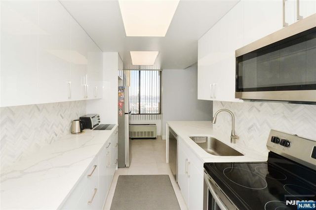 300 Winston Drive C0514, Cliffside Park, NJ 07010