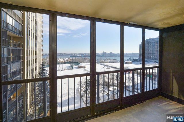 300 Winston Drive C0514, Cliffside Park, NJ 07010