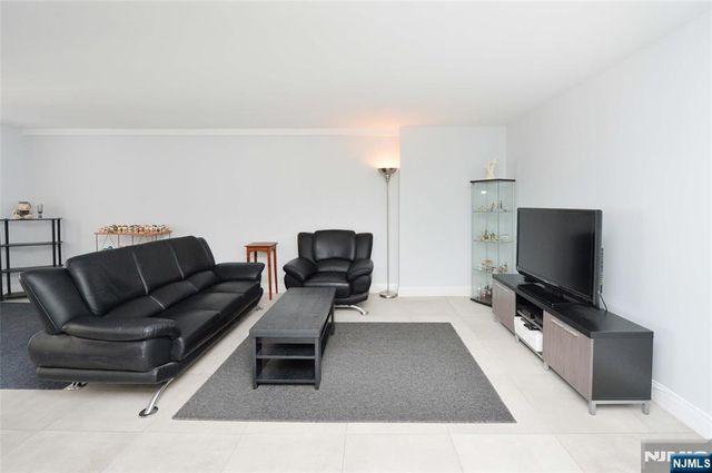 300 Winston Drive C0514, Cliffside Park, NJ 07010