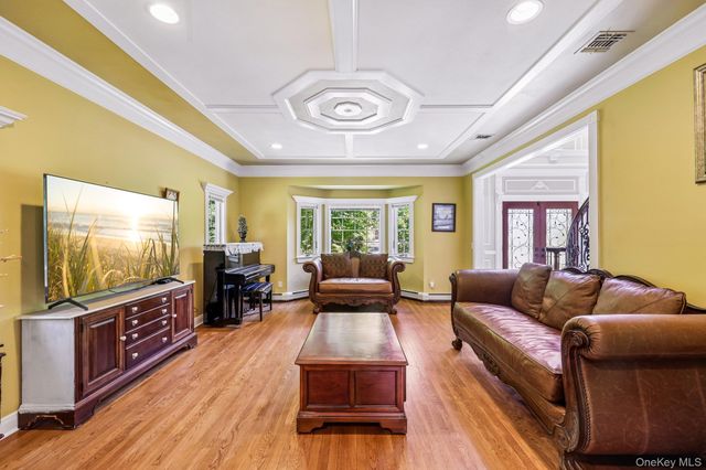 4 Penn Court, East Setauket, NY 11733