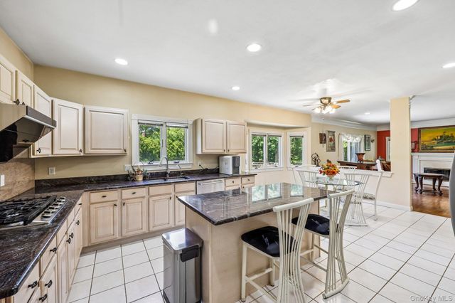 4 Penn Court, East Setauket, NY 11733