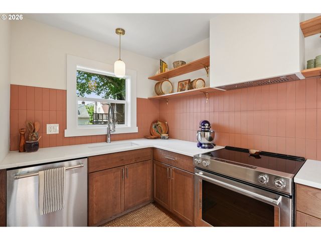 1917 Ne DEKUM St, Portland, OR 97211