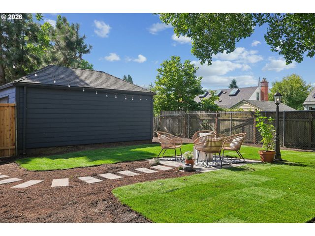 1917 Ne DEKUM St, Portland, OR 97211