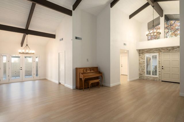 5554 N El Adobe Drive N, Fresno, CA 93711