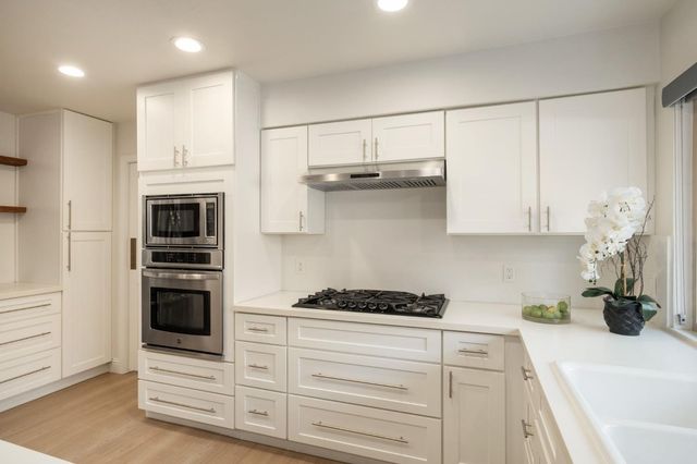 5554 N El Adobe Drive N, Fresno, CA 93711