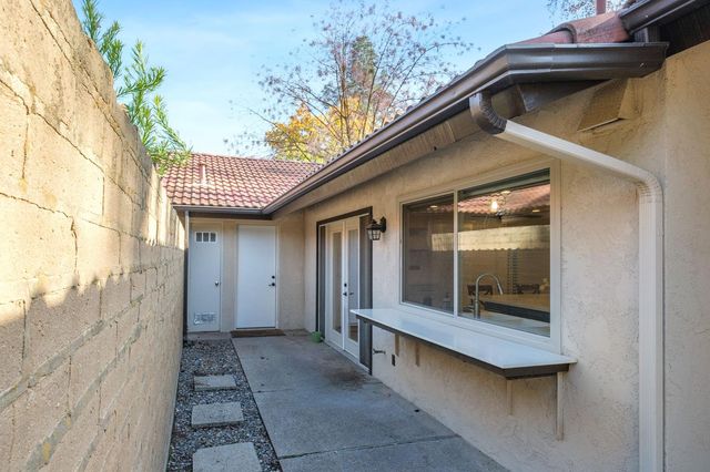 5554 N El Adobe Drive N, Fresno, CA 93711