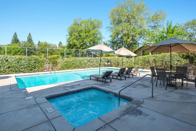 5554 N El Adobe Drive N, Fresno, CA 93711