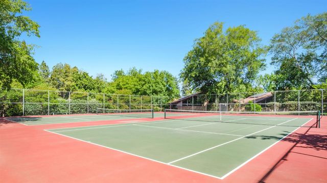 5554 N El Adobe Drive N, Fresno, CA 93711