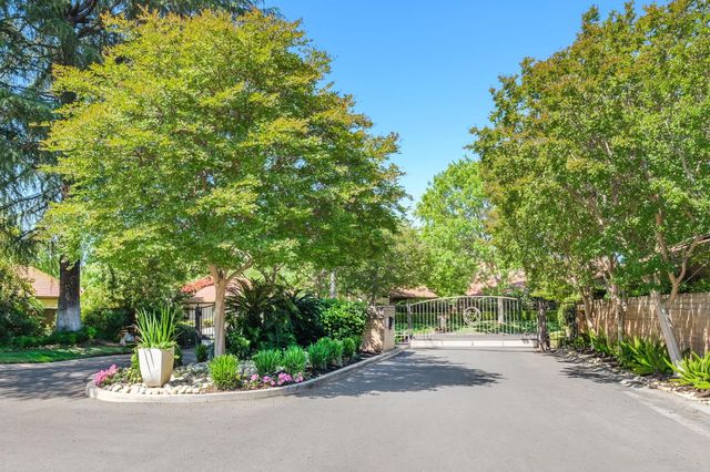 5554 N El Adobe Drive N, Fresno, CA 93711