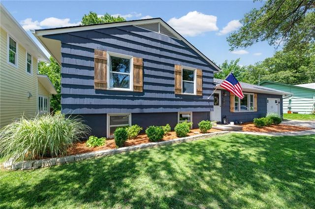 206 NW North Shore Drive, Lake Waukomis, MO 64151