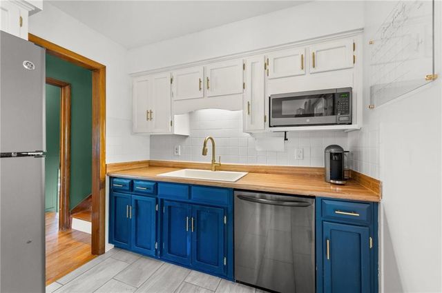 206 NW North Shore Drive, Lake Waukomis, MO 64151