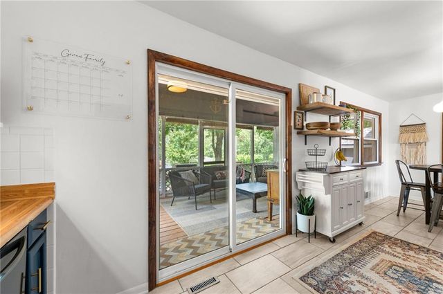206 NW North Shore Drive, Lake Waukomis, MO 64151