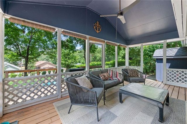 206 NW North Shore Drive, Lake Waukomis, MO 64151