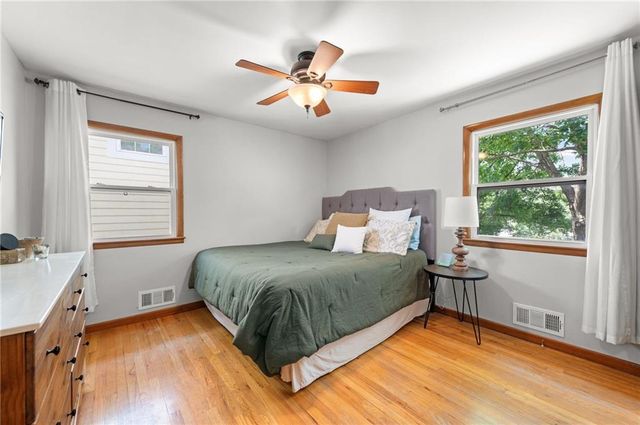 206 NW North Shore Drive, Lake Waukomis, MO 64151