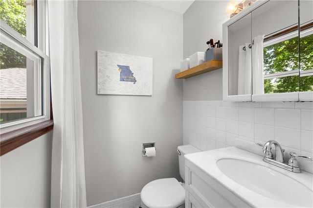 206 NW North Shore Drive, Lake Waukomis, MO 64151