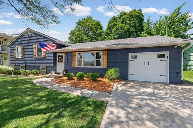 206 NW North Shore Drive, Lake Waukomis, MO 64151