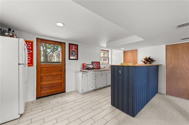206 NW North Shore Drive, Lake Waukomis, MO 64151