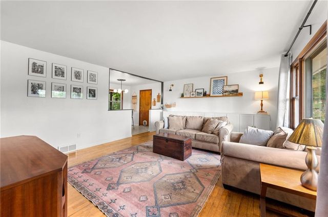 206 NW North Shore Drive, Lake Waukomis, MO 64151