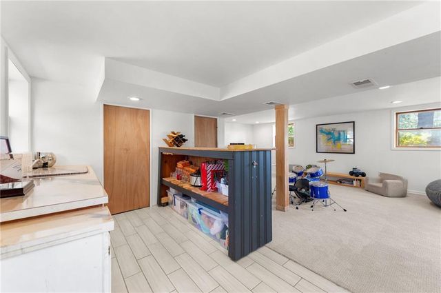 206 NW North Shore Drive, Lake Waukomis, MO 64151