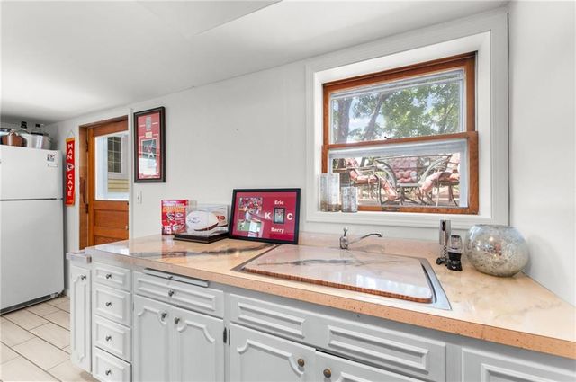 206 NW North Shore Drive, Lake Waukomis, MO 64151