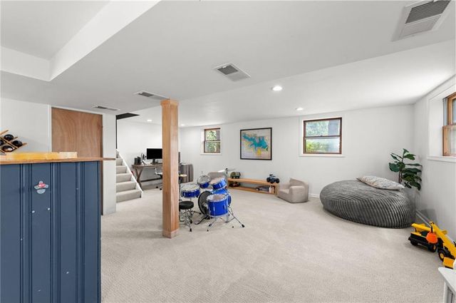 206 NW North Shore Drive, Lake Waukomis, MO 64151