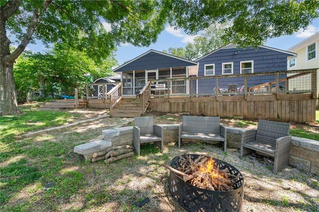 206 NW North Shore Drive, Lake Waukomis, MO 64151