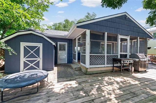 206 NW North Shore Drive, Lake Waukomis, MO 64151