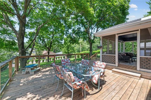 206 NW North Shore Drive, Lake Waukomis, MO 64151