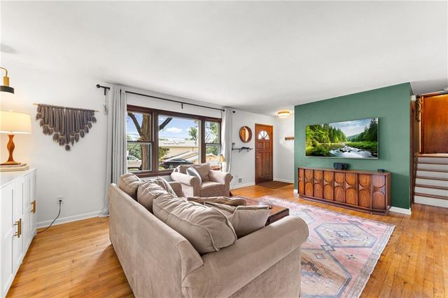 206 NW North Shore Drive, Lake Waukomis, MO 64151