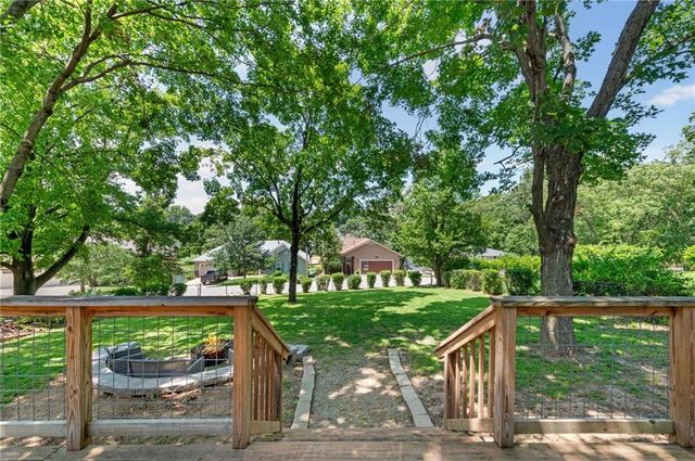 206 NW North Shore Drive, Lake Waukomis, MO 64151