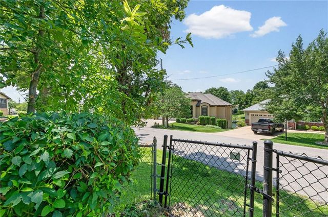 206 NW North Shore Drive, Lake Waukomis, MO 64151