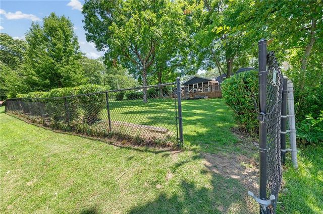 206 NW North Shore Drive, Lake Waukomis, MO 64151