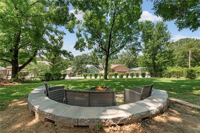 206 NW North Shore Drive, Lake Waukomis, MO 64151
