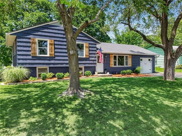 206 NW North Shore Drive, Lake Waukomis, MO 64151