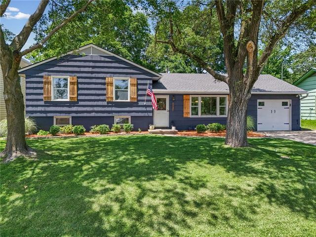 206 NW North Shore Drive, Lake Waukomis, MO 64151