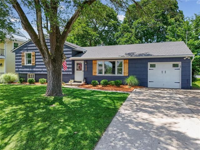 206 NW North Shore Drive, Lake Waukomis, MO 64151