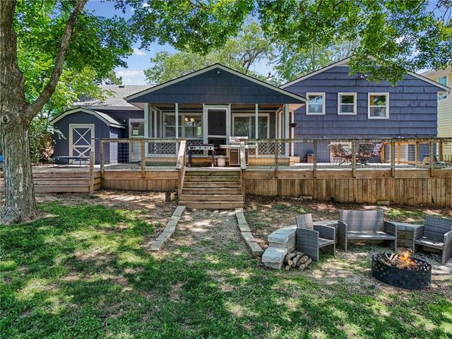 206 NW North Shore Drive, Lake Waukomis, MO 64151