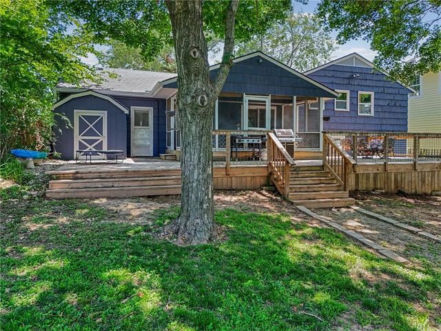 206 NW North Shore Drive, Lake Waukomis, MO 64151